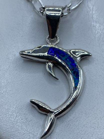 Dije de plata con ópalo de fuego azul en forma geométrica de espiral