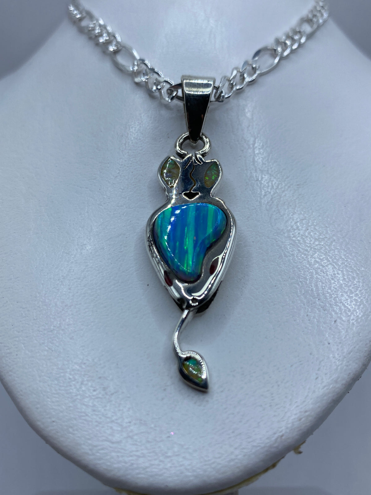 Detalle frontal del Ópalo de Fuego azul brillante en plata .950 de Taxco