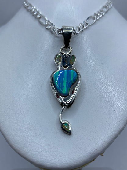 Detalle frontal del Ópalo de Fuego azul brillante en plata .950 de Taxco