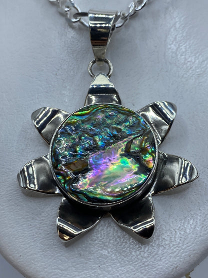 Dije tortuga marina de plata .950 con piedra iridiscente azul, verde y púrpura