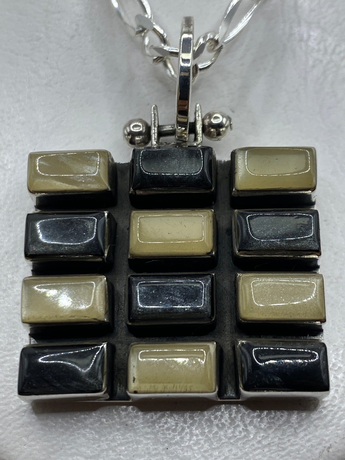 Dije de plata modular 3×3 con incrustación de piedra colgando de cadena de plata