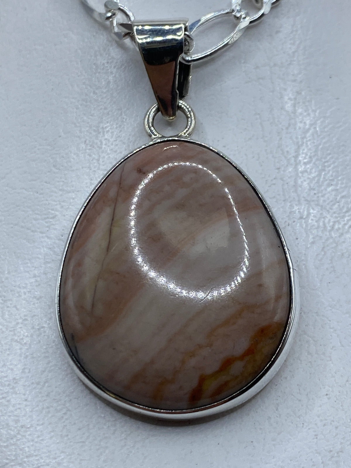 Dije de plata .950 con piedra incrustada en forma de gota, 5.4 cm de largo