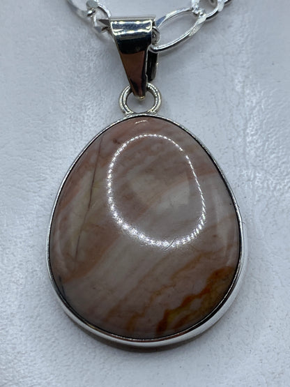 Dije de plata .950 con piedra incrustada en forma de gota, 5.4 cm de largo