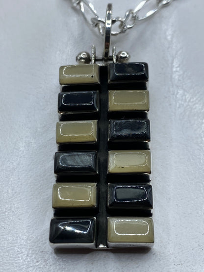 Dije de plata .925 con incrustación de piedra geométrica, 5.8 cm de largo, colgando de cadena plateada