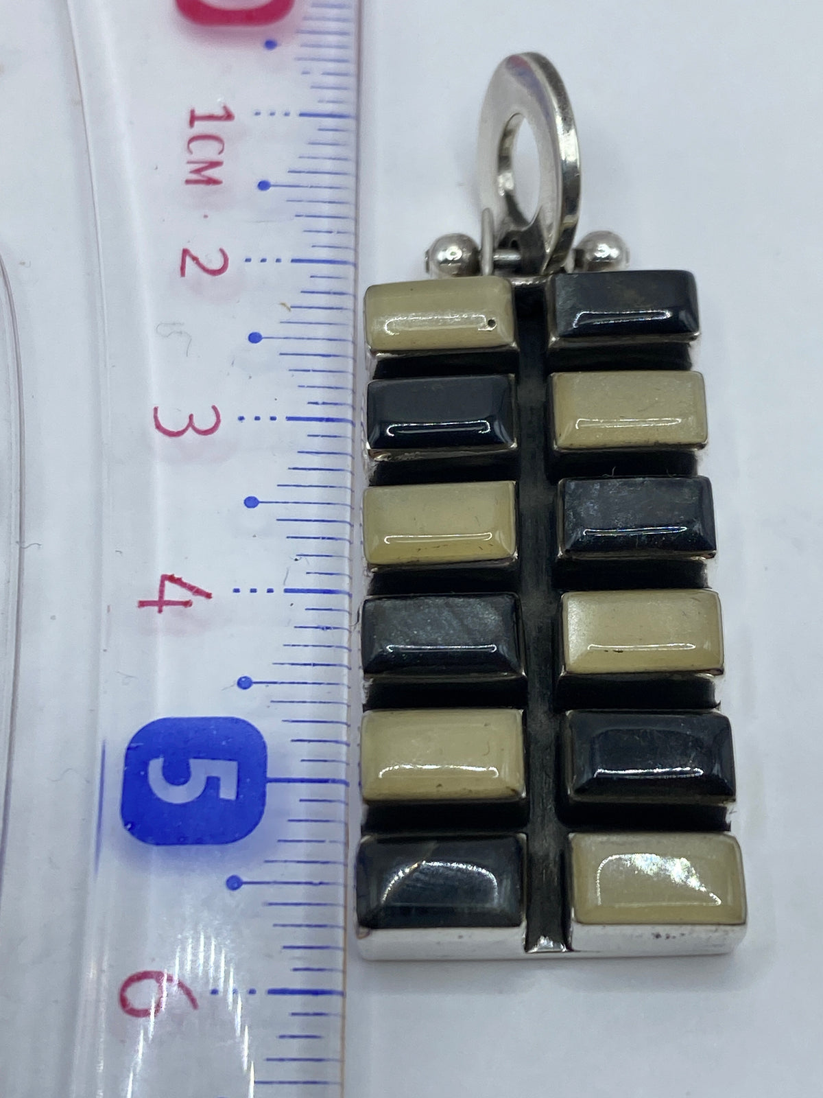 Reverso del dije con el Quinto .925 grabado en la plata