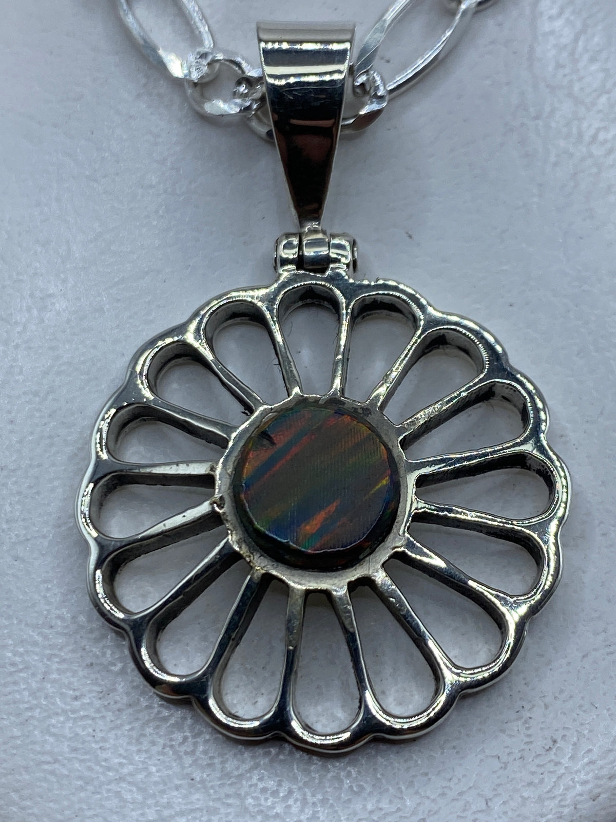 Dije floral de plata .950 con Ópalo de Fuego multicolor en el centro, pétalos calados