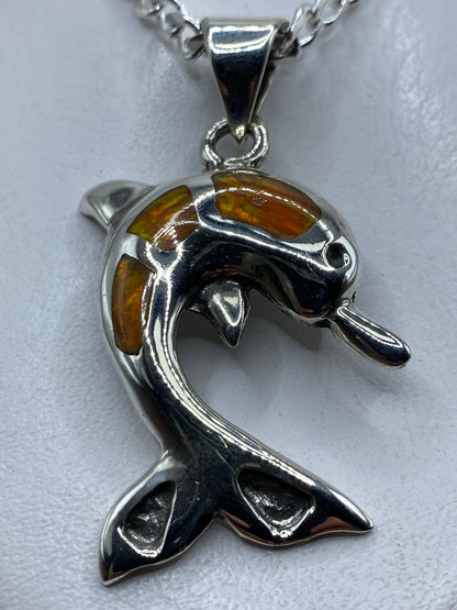 Dije delfín de plata .925 con ópalo de fuego naranja engastado, sobre cadena de eslabones en el cuello