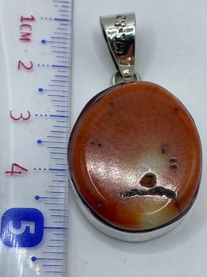 Dije completo sobre fondo blanco, mostrando el tamaño de 5.1 cm
