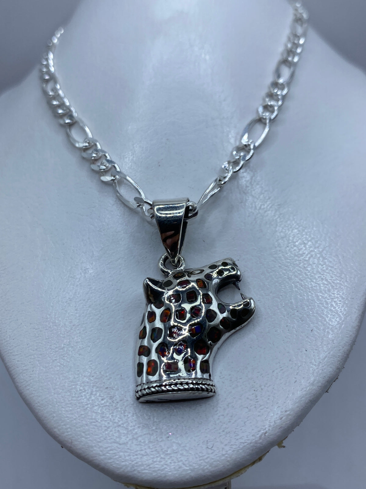Ópalo de fuego multicolor en detalle: destellos de rojo, naranja y amarillo en plata .950