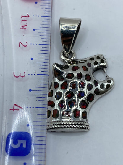 Reverso del dije con sello Quinto .950 grabado en la plata y asa para cadena