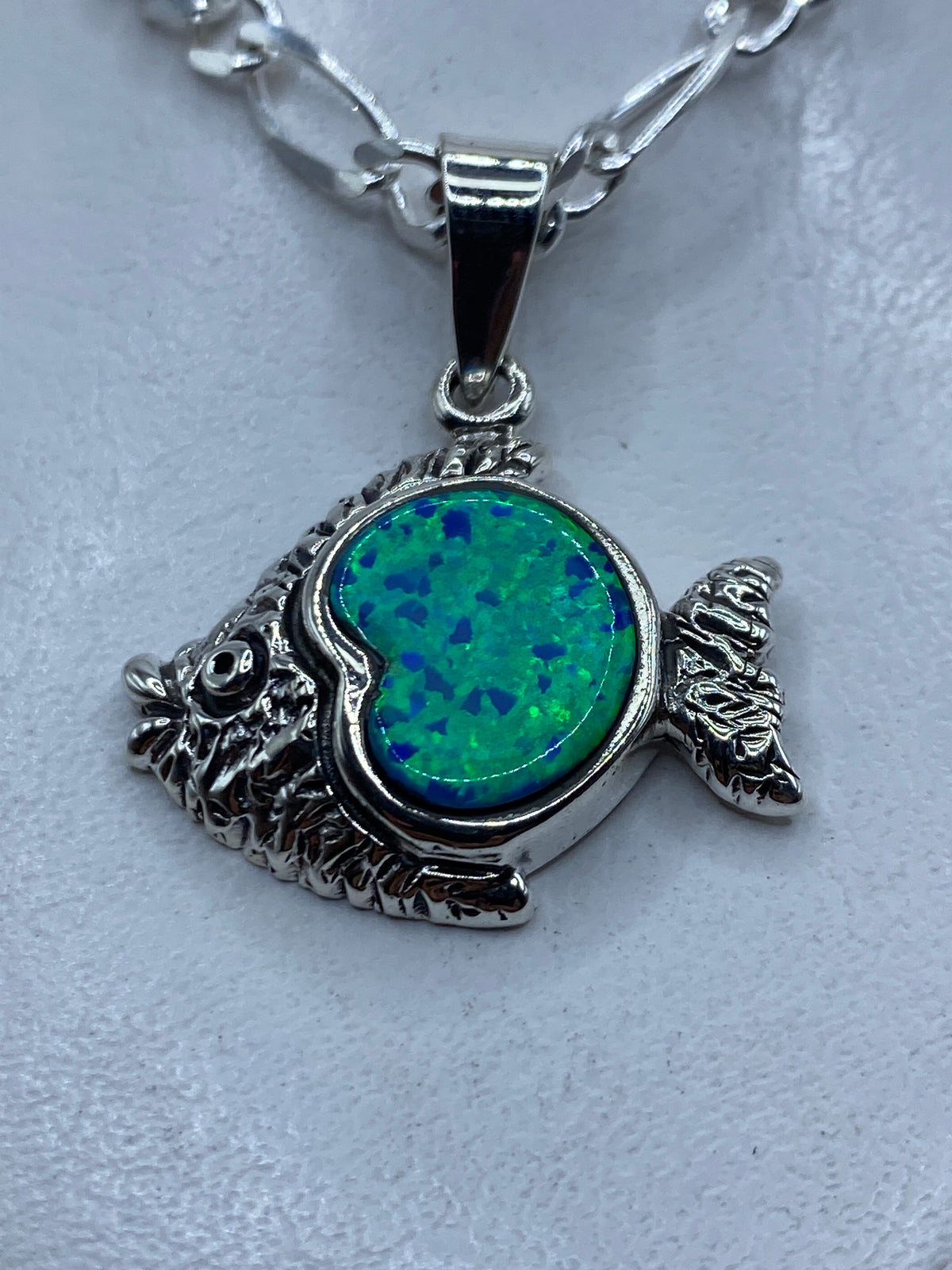 Dije de plata con cabeza de búho y ópalo de fuego azul en cadena de plata