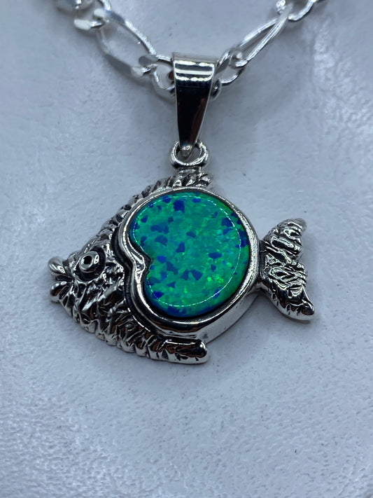 Dije de plata con cabeza de búho y ópalo de fuego azul en cadena de plata