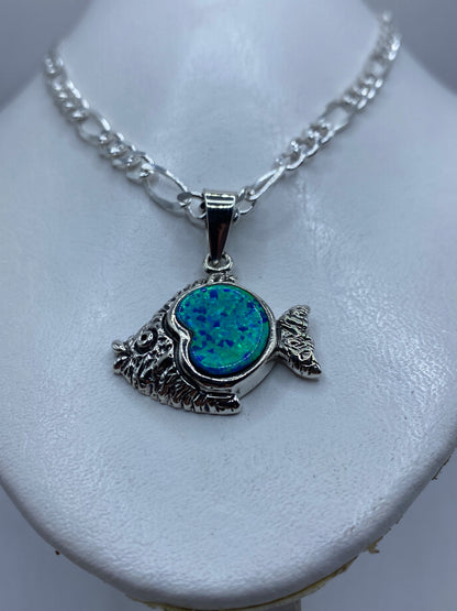Ópalo de fuego azul engastado en cabeza de búho de plata texturizada