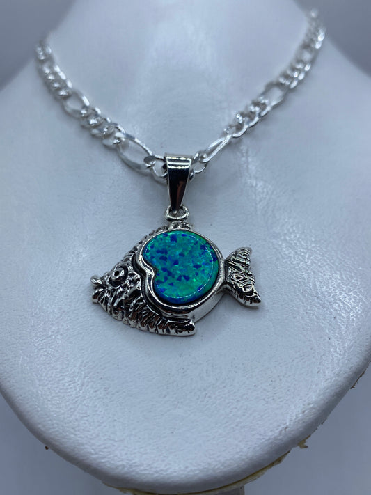 Ópalo de fuego azul engastado en cabeza de búho de plata texturizada