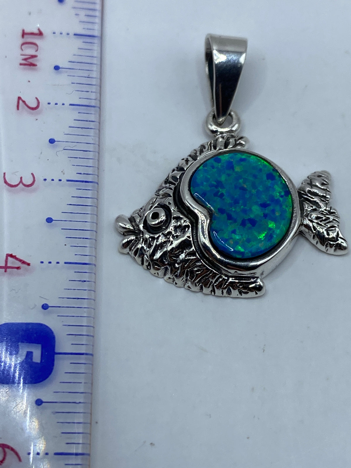 Reverso de cabeza de búho mostrando textura grabada y acabado de plata .950