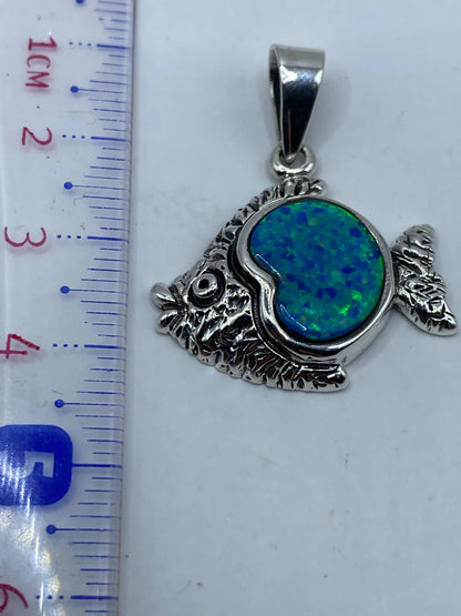 Reverso de cabeza de búho mostrando textura grabada y acabado de plata .950