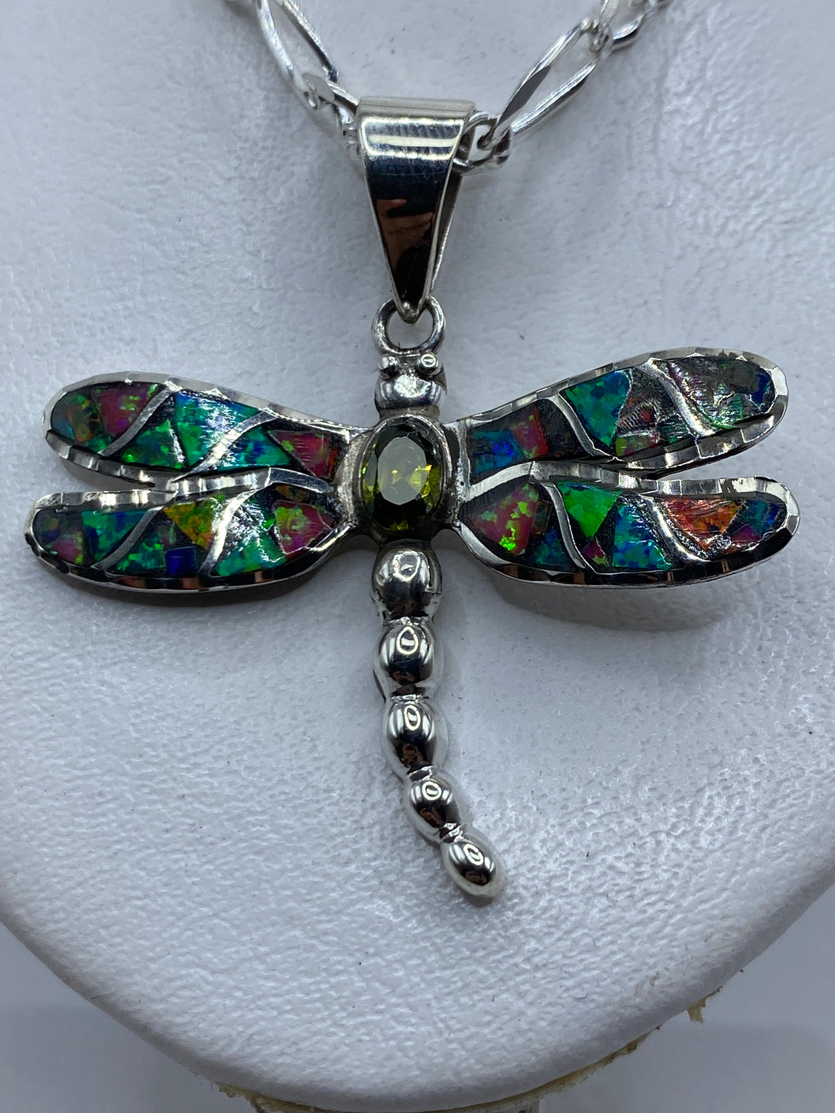 Dije libélula de plata con ópalo de fuego multicolor, alas incrustadas de verde, azul y naranja