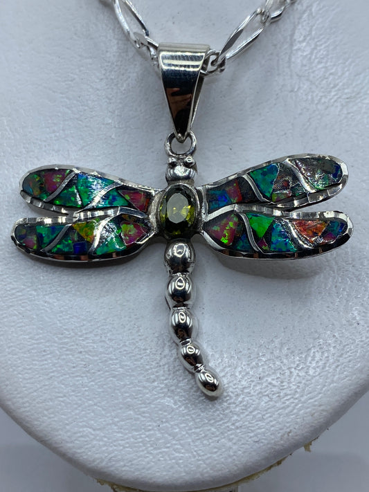 Dije libélula de plata con ópalo de fuego multicolor, alas incrustadas de verde, azul y naranja