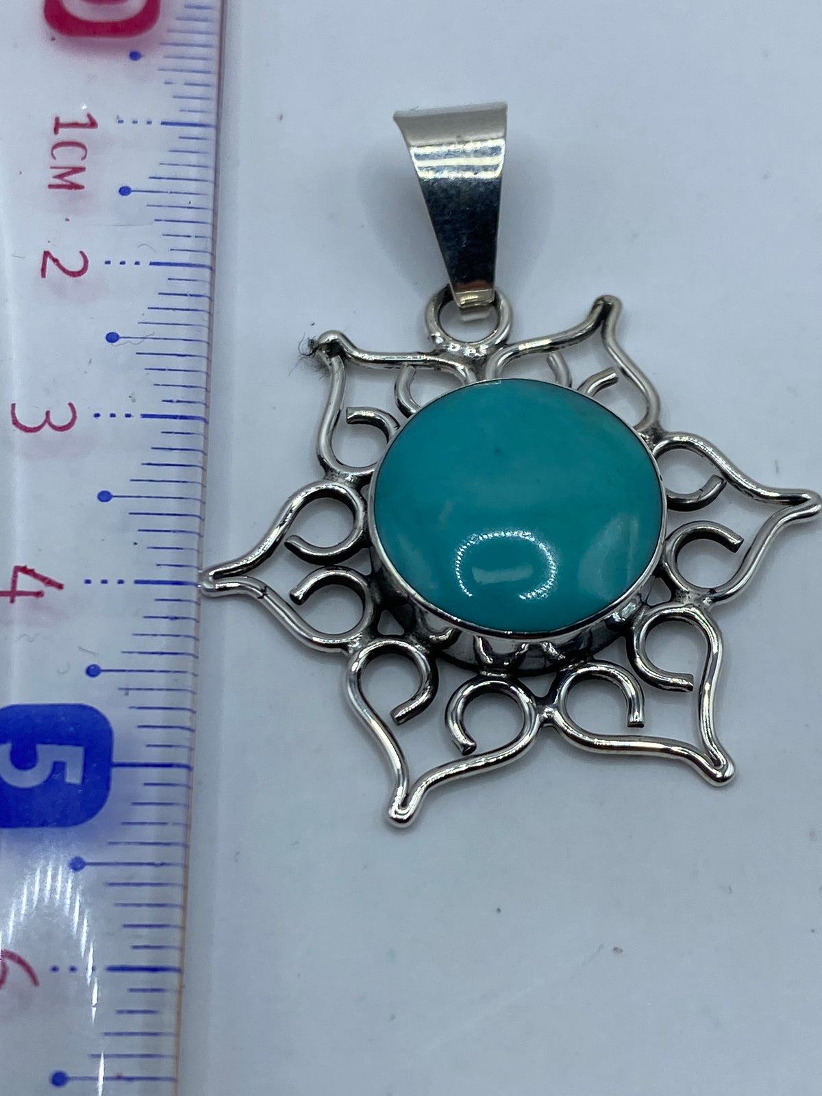 Dije sobre balanza de precisión pesando 5.5 gramos, con regla mostrando 5.2 cm de largo