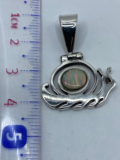 Dije de 4 cm sobre regla — tamaño discreto pero visible al cuello