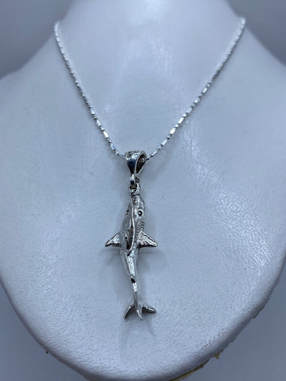 Tiburón de plata Taxco puesto al cuello sobre pecho, mostrando tamaño y presencia
