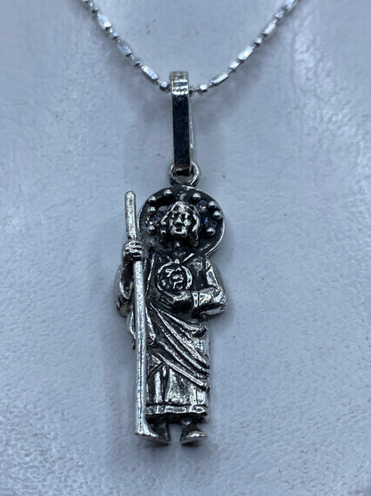 Dije de San Judas Tadeo en plata .925 con circonia blanca, colgado de una cadena de plata pulida