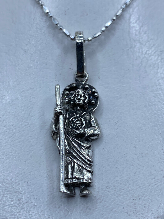 Dije de San Judas Tadeo en plata .925 con circonia blanca, colgado de una cadena de plata pulida