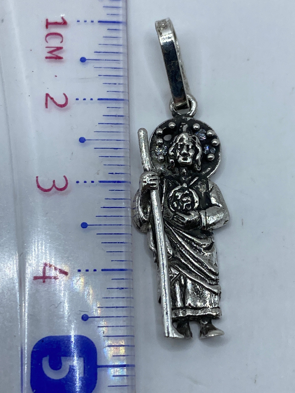 Dije de San Judas sobre fondo blanco con el Quinto .925 visible en la argolla de suspensión