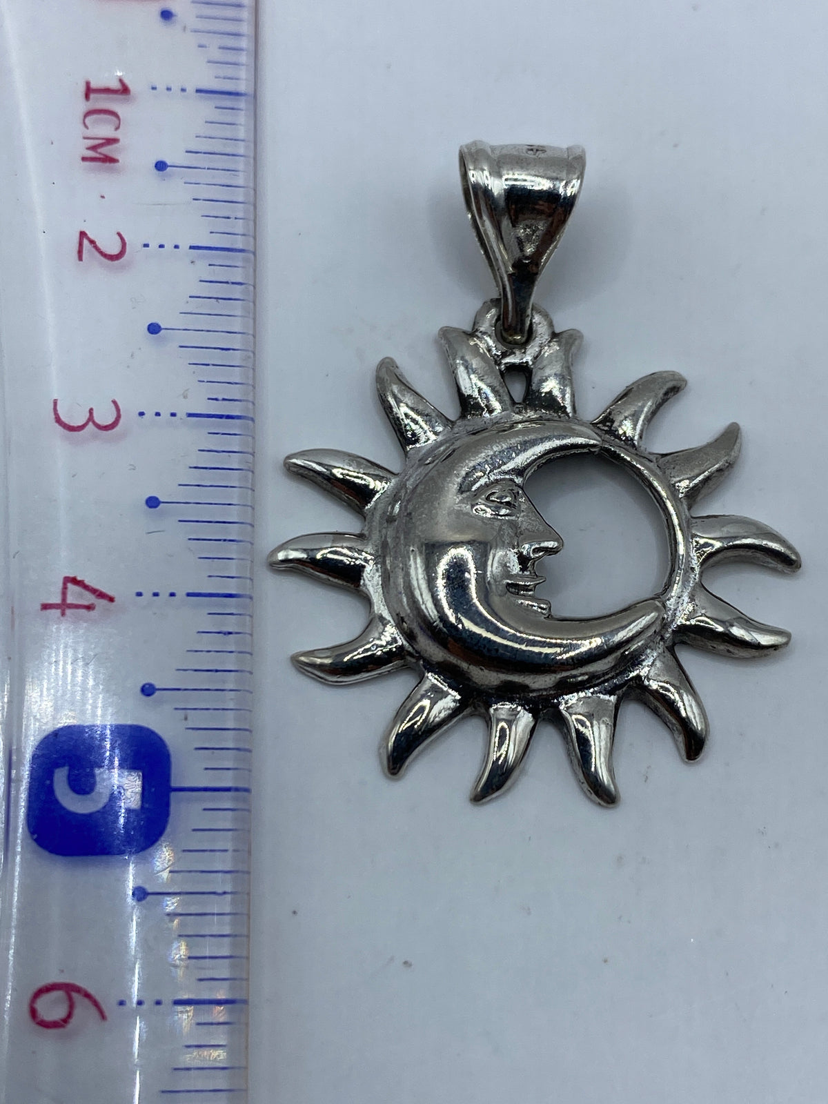 Detalle de la cara de la luna en perfil dentro del círculo solar, técnica de calado de Taxco