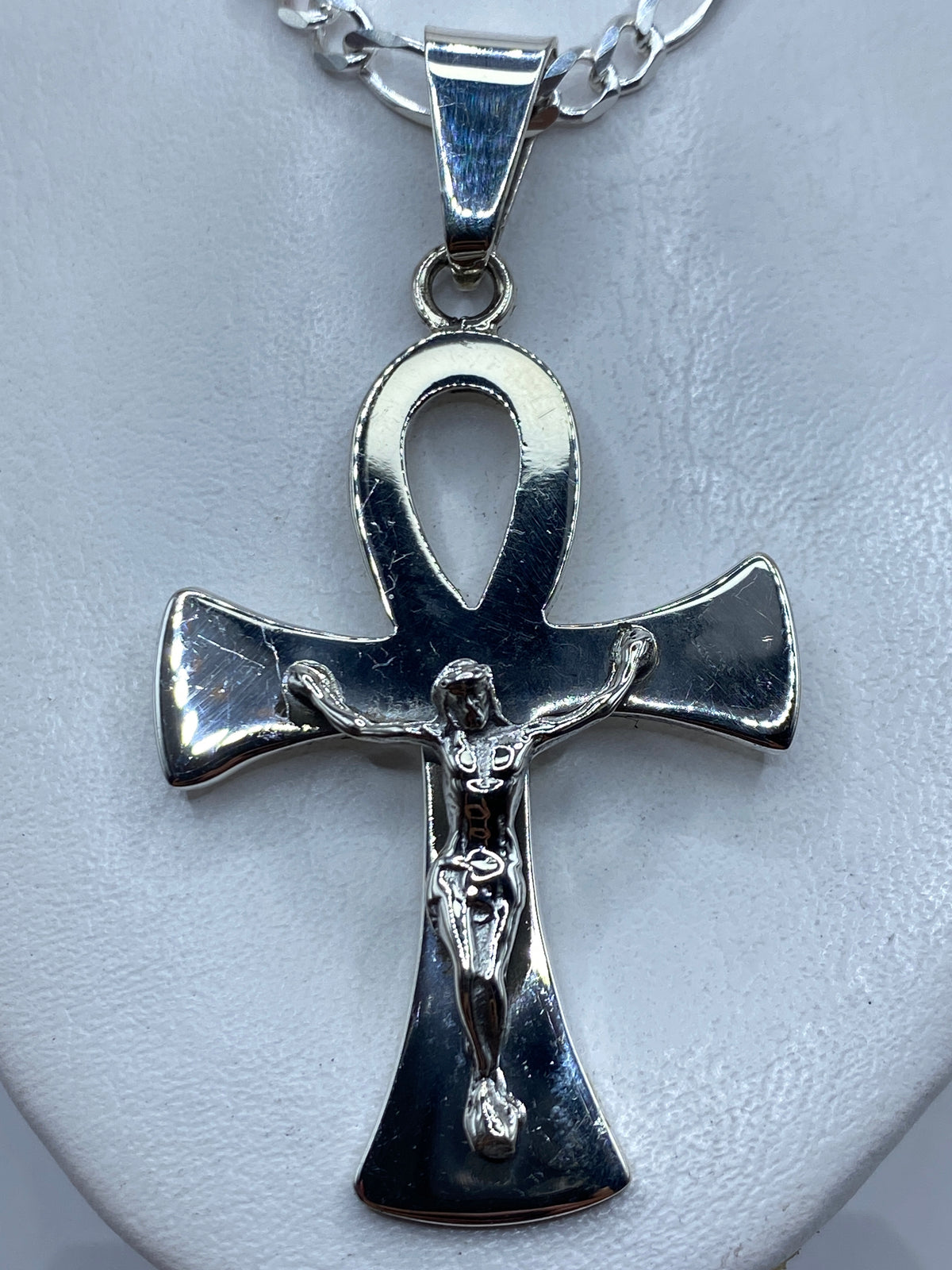 Cruz crucifijo de plata .925 en técnica de calado, con Cristo en relieve, sobre cadena de plata