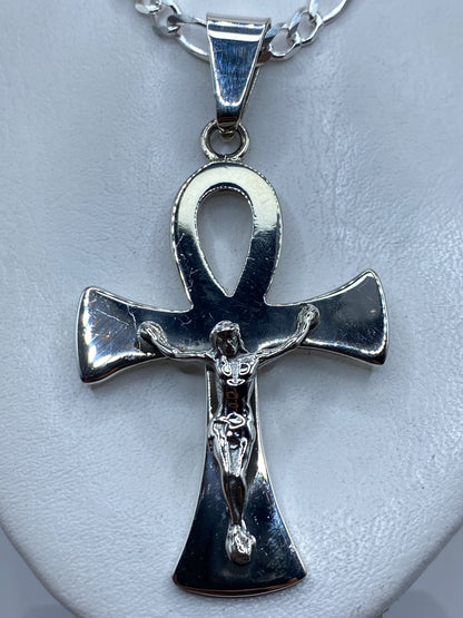 Cruz crucifijo de plata .925 en técnica de calado, con Cristo en relieve, sobre cadena de plata