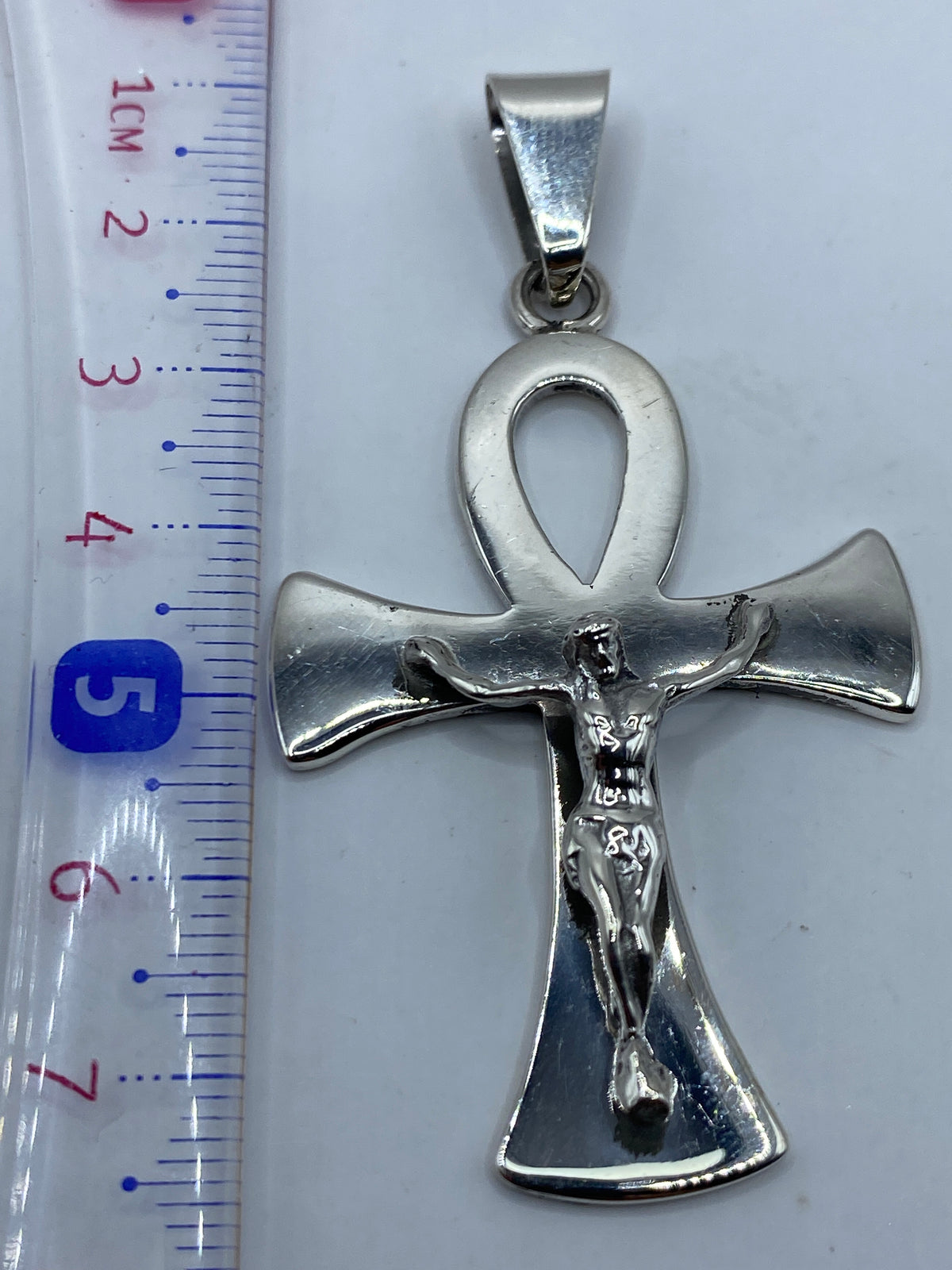 Medida del crucifijo con regla: 7.7 cm de largo