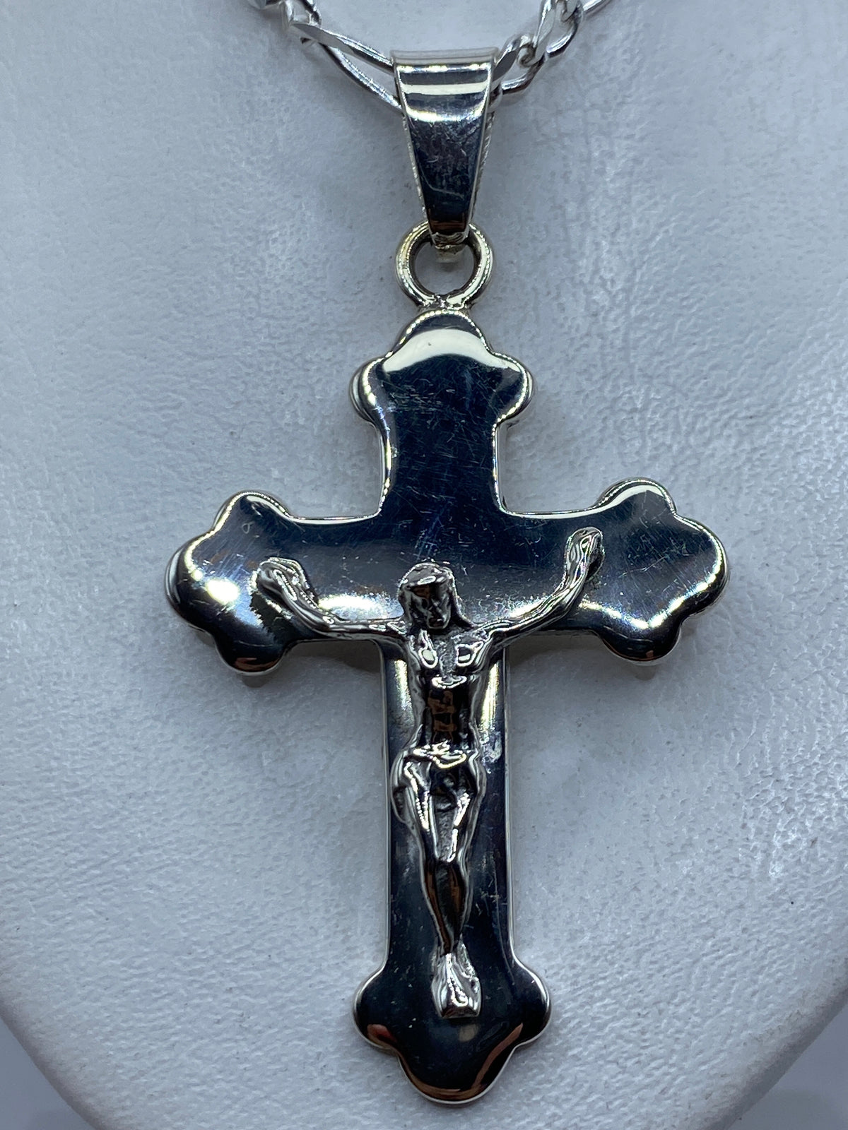 Dije crucifijo de plata .925 en calado colgando de una cadena de eslabones de plata