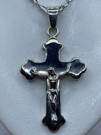 Dije crucifijo de plata .925 en calado colgando de una cadena de eslabones de plata