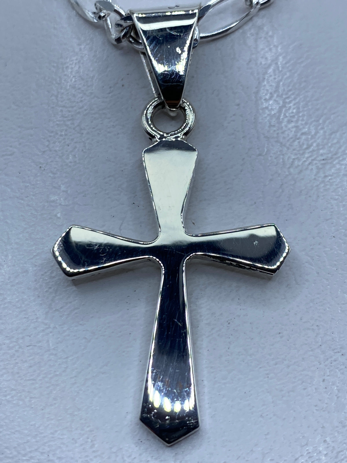 Dije cruz de plata .925 colgando de una cadena, vista frontal