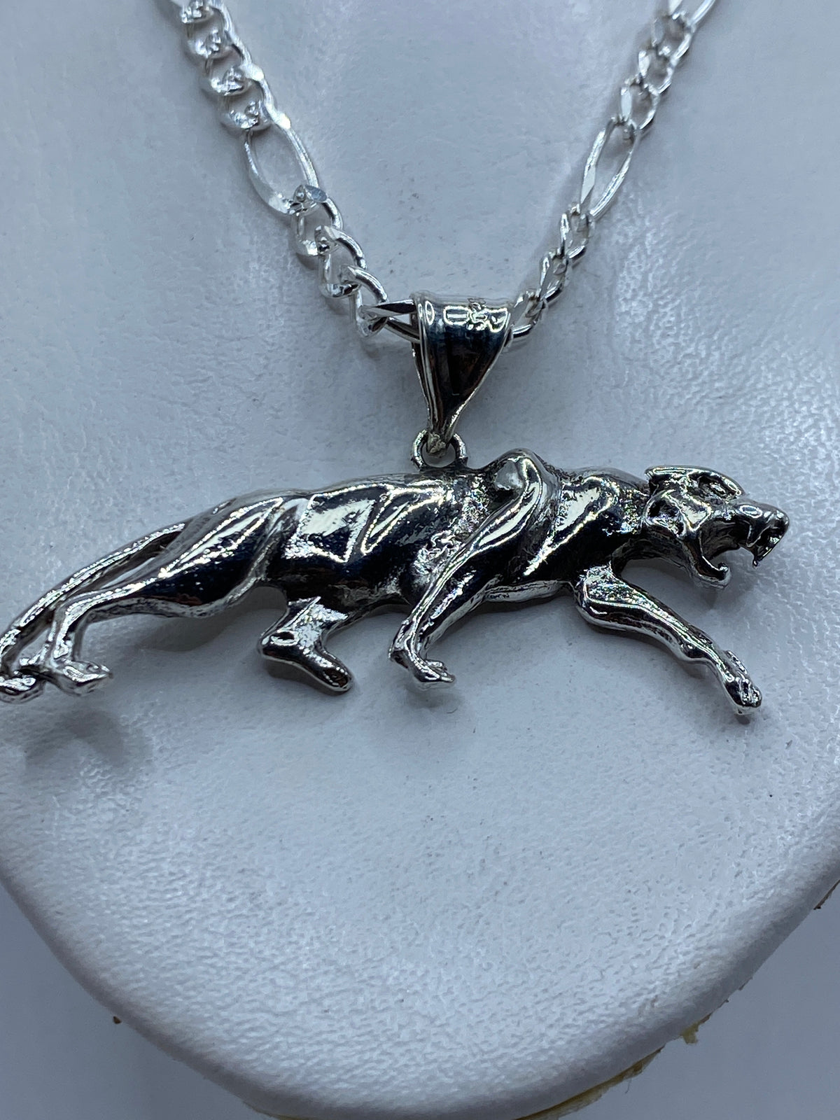 Dije jaguar en plata .925 de Taxco, mostrando el detalle de los músculos y la cabeza del felino