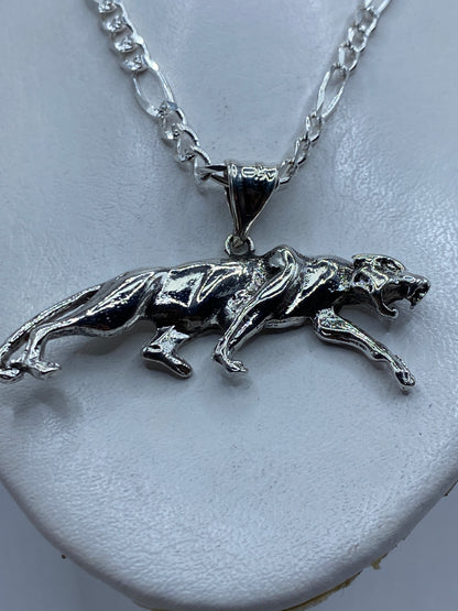 Dije jaguar en plata .925 de Taxco, mostrando el detalle de los músculos y la cabeza del felino
