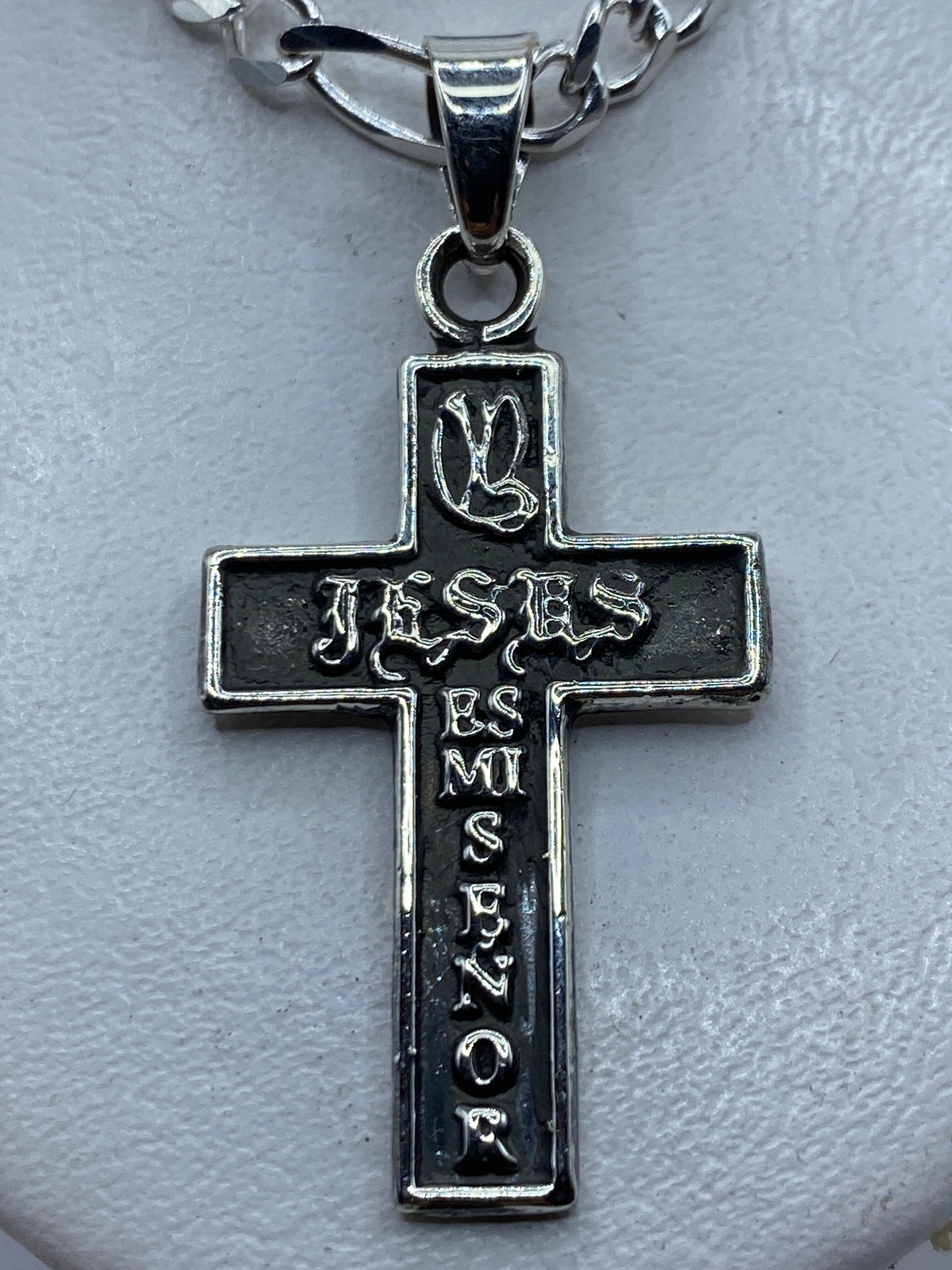 Dije cruz en plata .925 con inscripción JESUS ES MI SEÑOR sobre fondo blanco