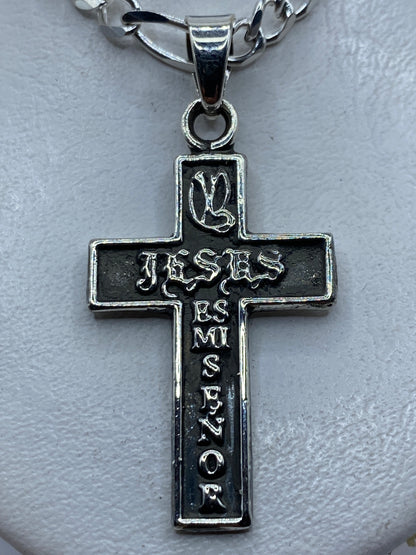 Dije cruz en plata .925 con inscripción JESUS ES MI SEÑOR sobre fondo blanco