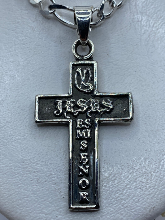 Dije cruz en plata .925 con inscripción JESUS ES MI SEÑOR sobre fondo blanco
