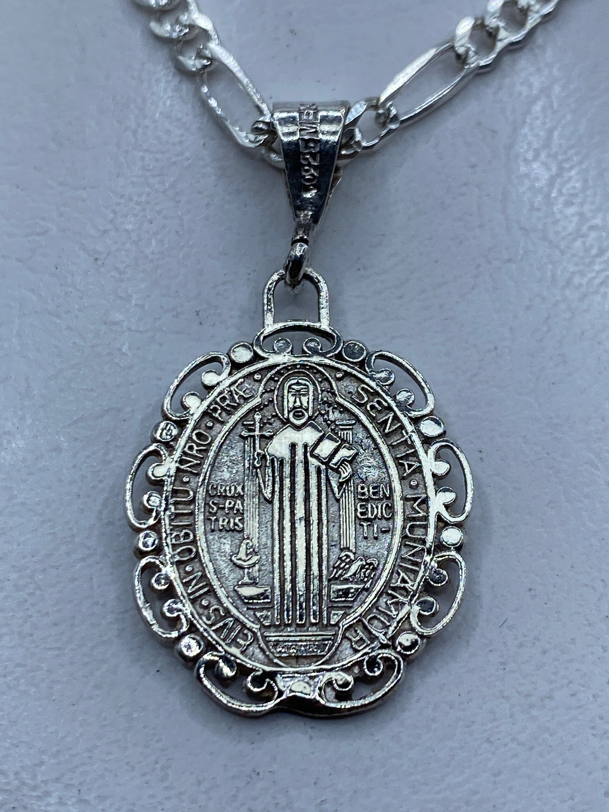 Dije de San Benito en plata .925 con marco ornamental, frente con el santo