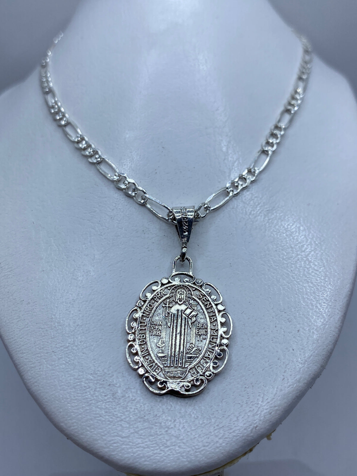 Dije de San Benito de 4.4 cm medido con regla, en cadena de figaro