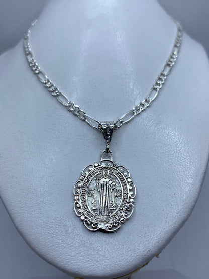 Dije de San Benito de 4.4 cm medido con regla, en cadena de figaro