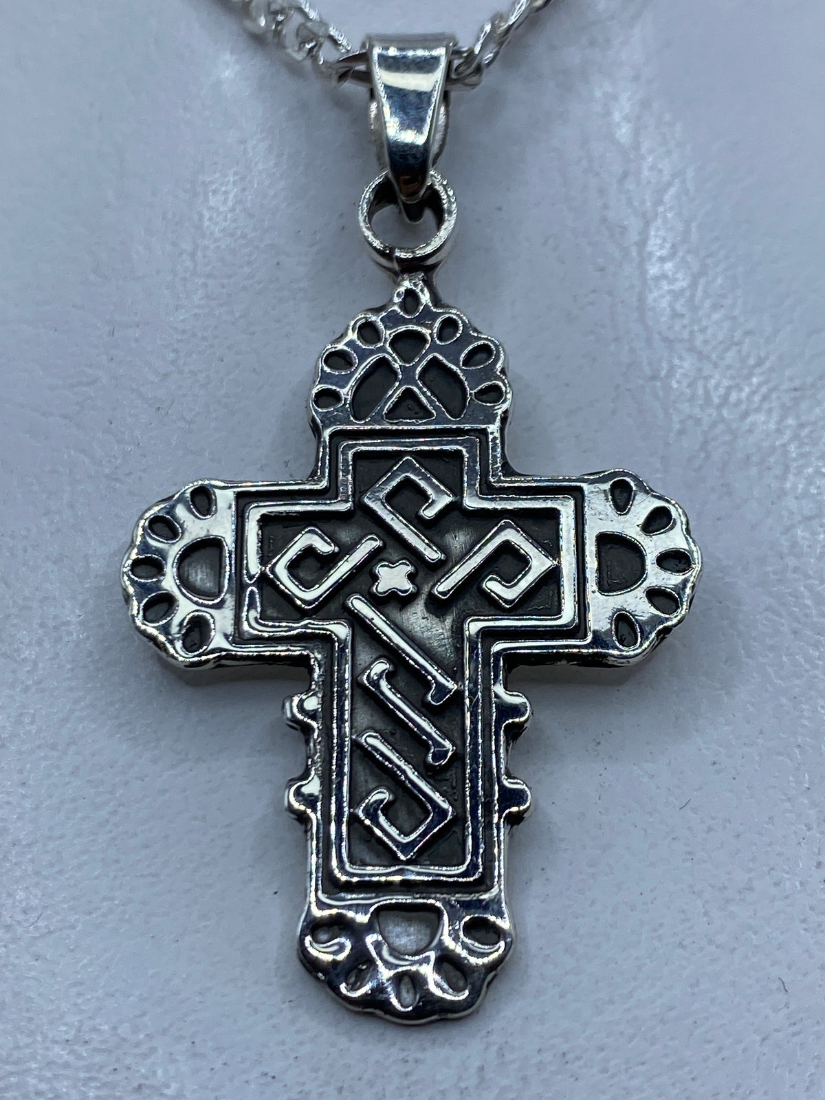Dije de plata cruz religiosa con motivos prehispánicos en granulado de Taxco .925