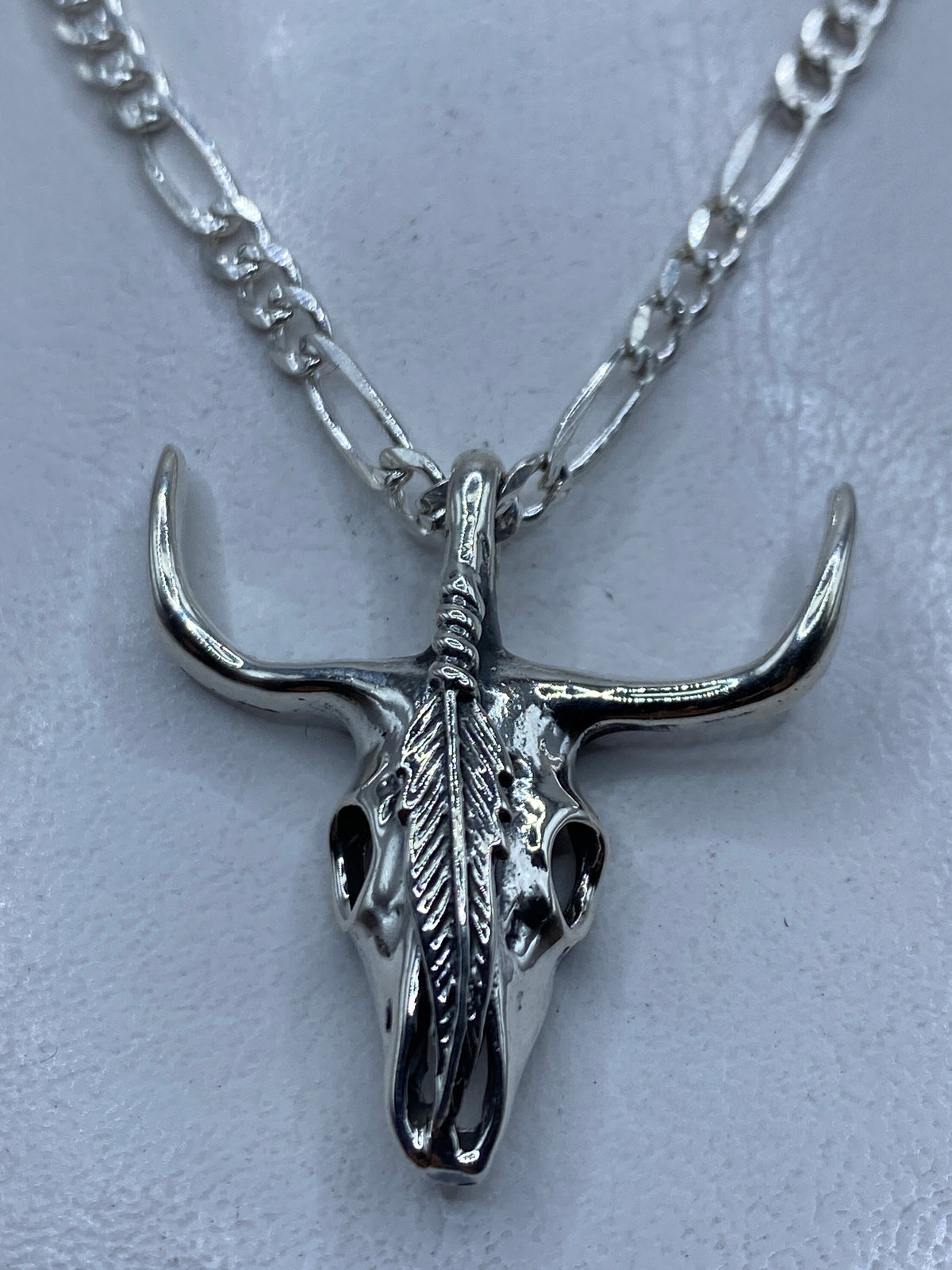 Dije de plata en forma de calavera de toro con cuernos marcados, 4.1 cm