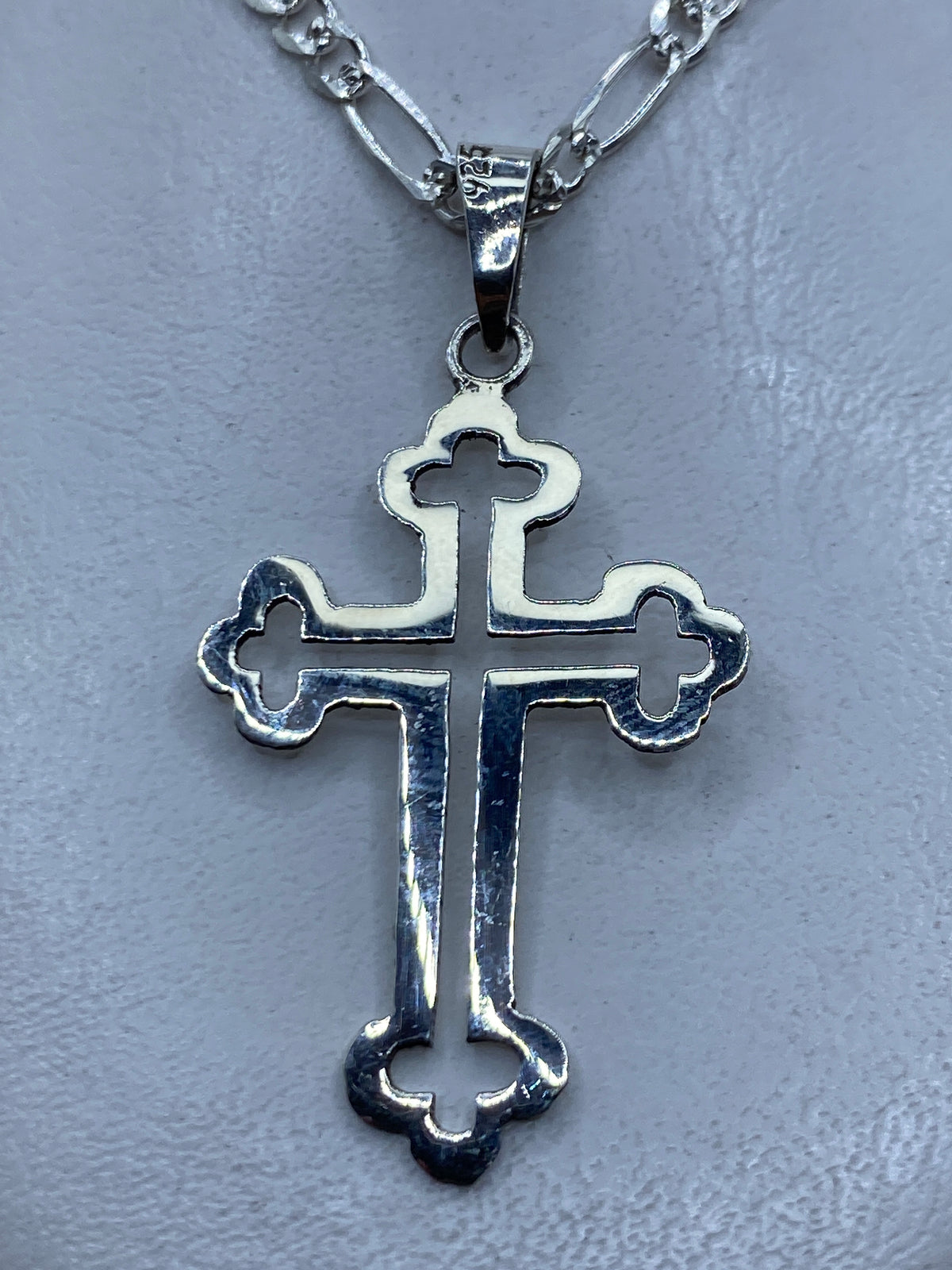 Dije cruz calada en plata .925 de Taxco, 5.7 cm, colgando de cadena figaro