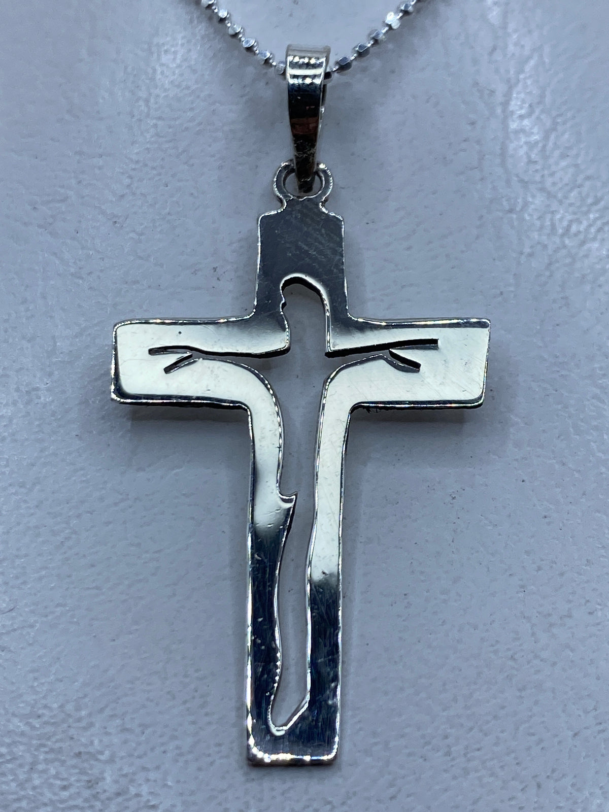 Dije cruz de plata .925 calado en Taxco, 5.3 cm de largo, con diseño abierto y elegante