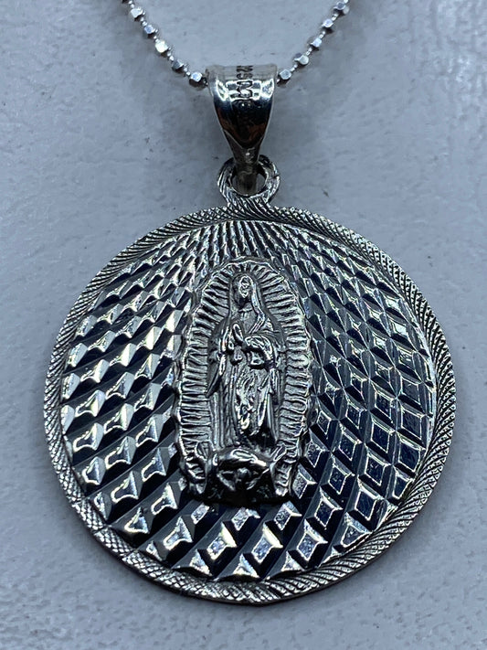 Dije de plata .925 con Virgen de Guadalupe en relieve repujado, colgando de cadena de bolas