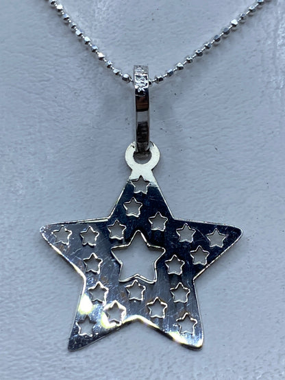 Dije estrella de plata calado de Taxco, 4.2 cm, con pequeñas estrellas cortadas en el interior