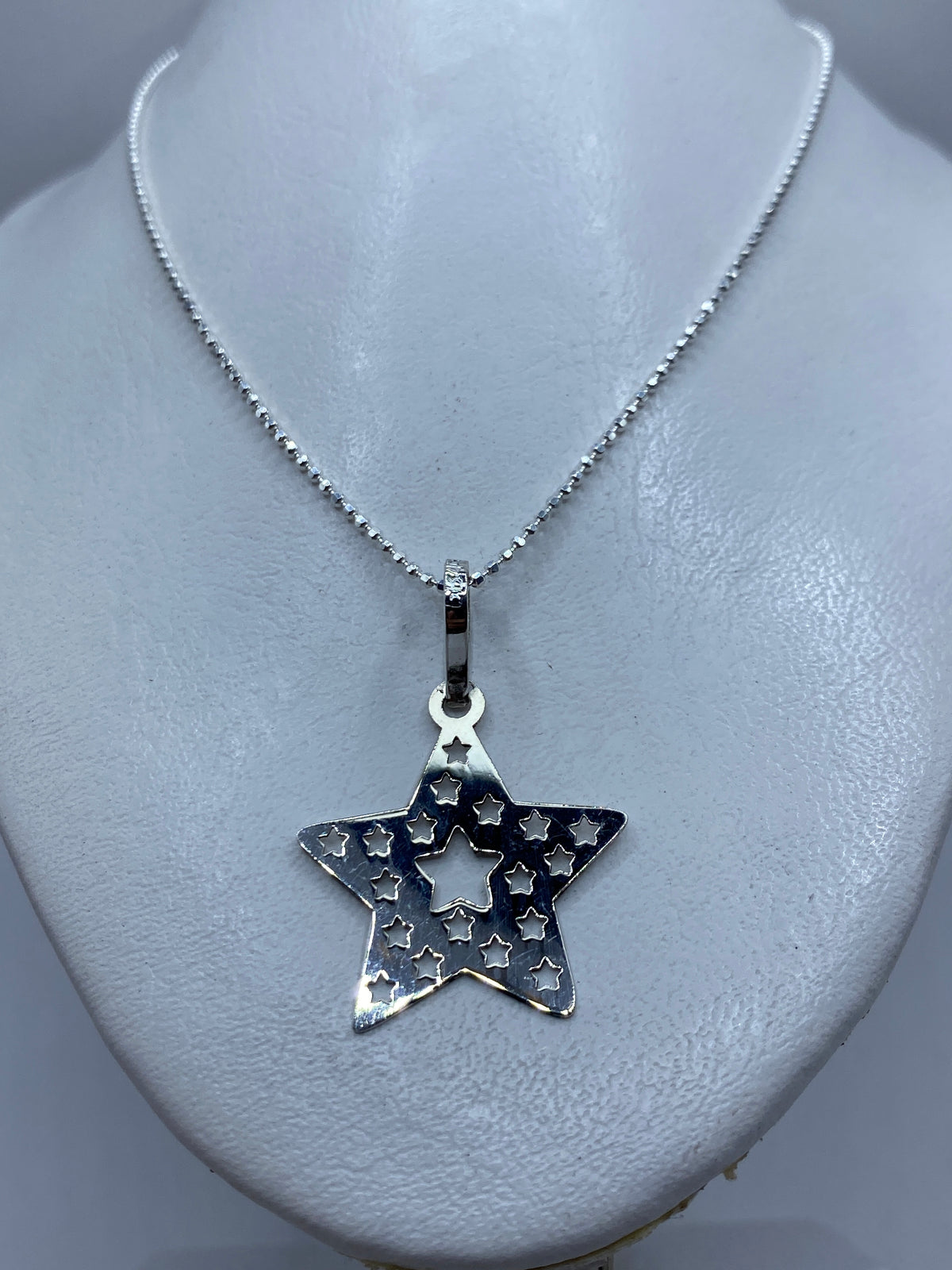 Detalle del calado de la estrella, mostrando la precisión del corte a mano